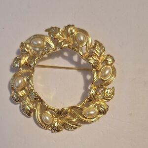 Elegant Gold and Pearl Wreath Brooch